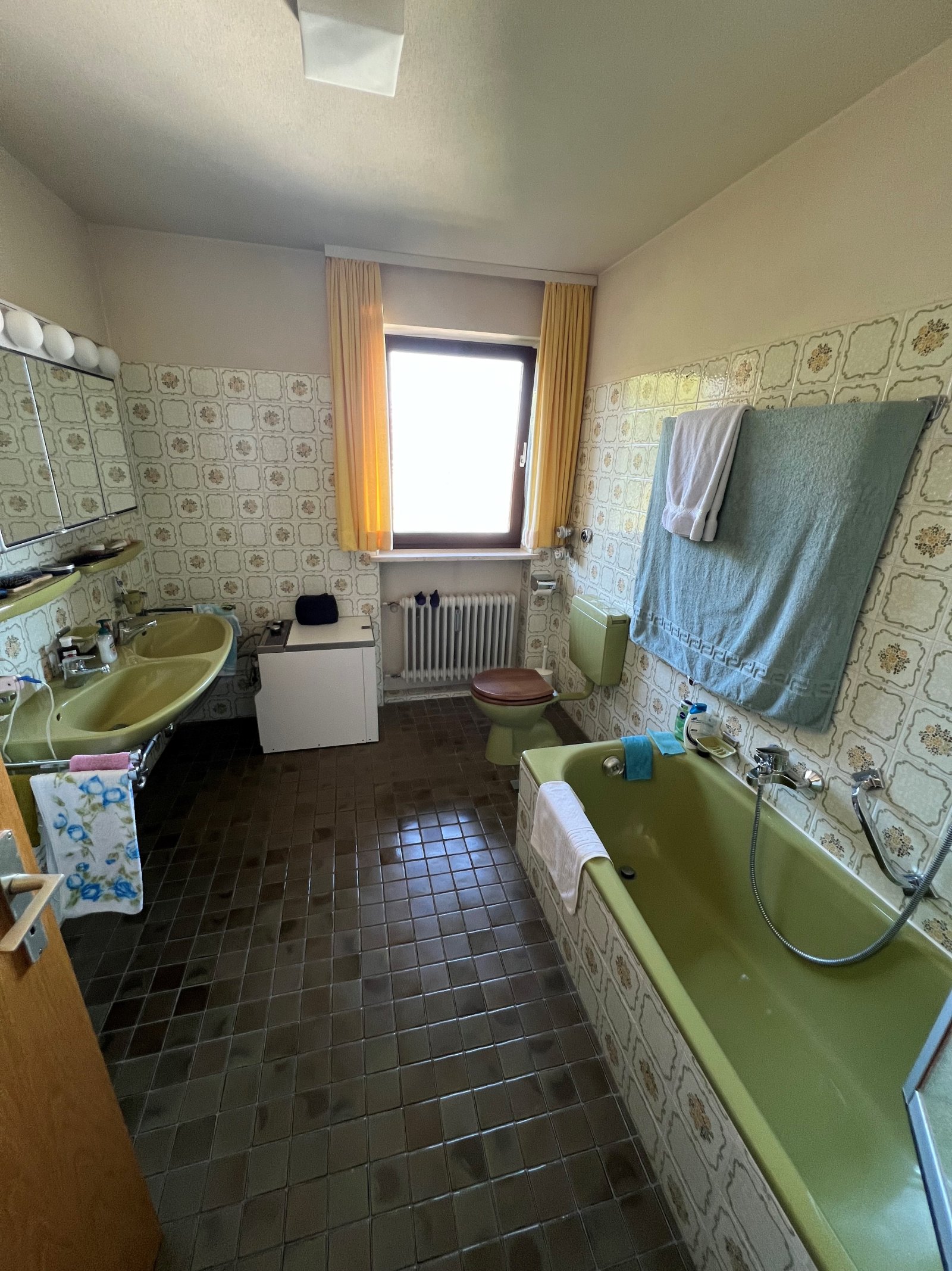 Zwei-Zimmer-Wohnung mit zwei Balkonen in ruhiger Wohngegend